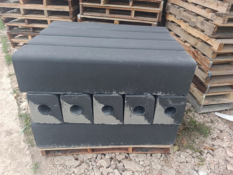 Bó vỉa bê tông giả đá 18x22x100cm 2 lớp màu xanh đen - Gạch Bắc Việt - Công Ty Cổ Phần Tư Vấn Và Xây Dựng Hạ Tầng Kỹ Thuật Bắc Việt